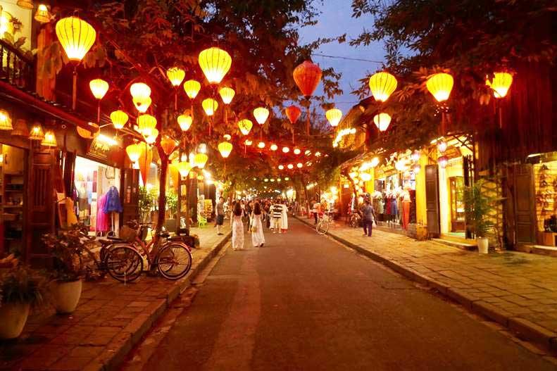10 - Day 08 - Hoi An - Pho Long Den Co Kinh